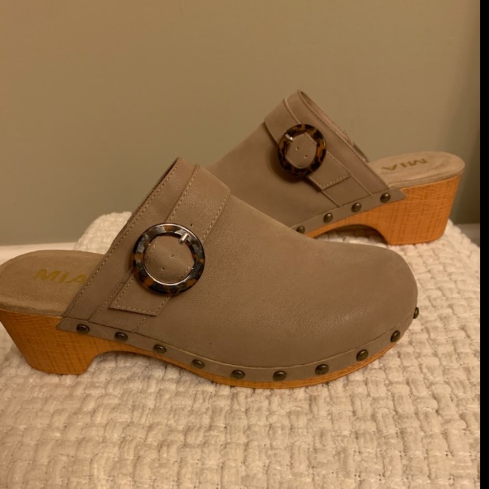 MIA retro clogs
